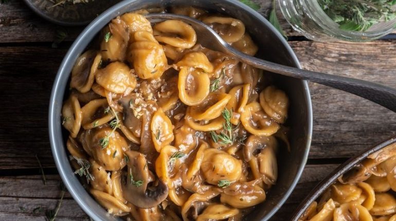 Easy mushrooms One Pot Onion Pasta thyme 
