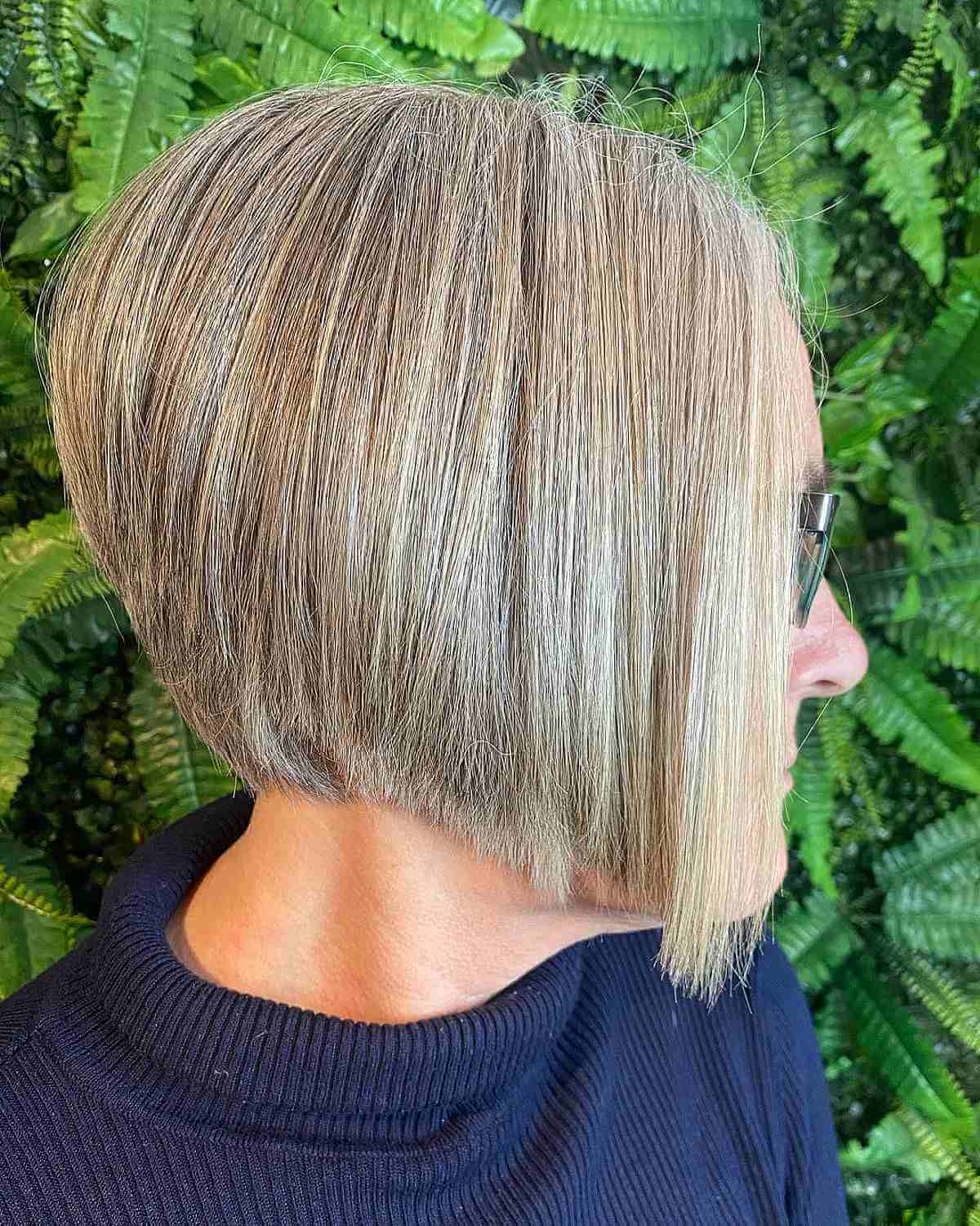 Bob graduado que favorece a las mujeres mayores de pelo fino