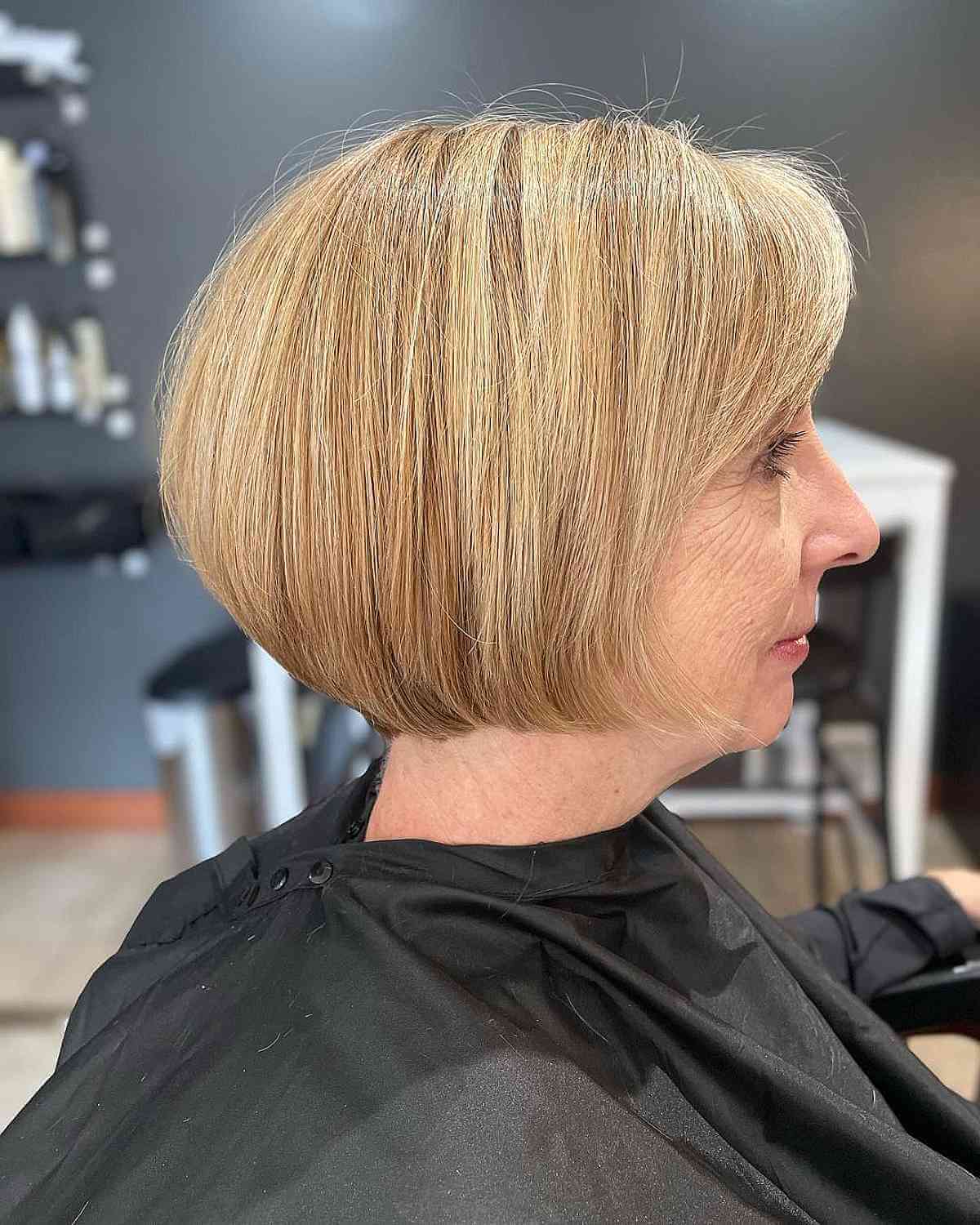 Bob graduado con balayage rubio para ancianas