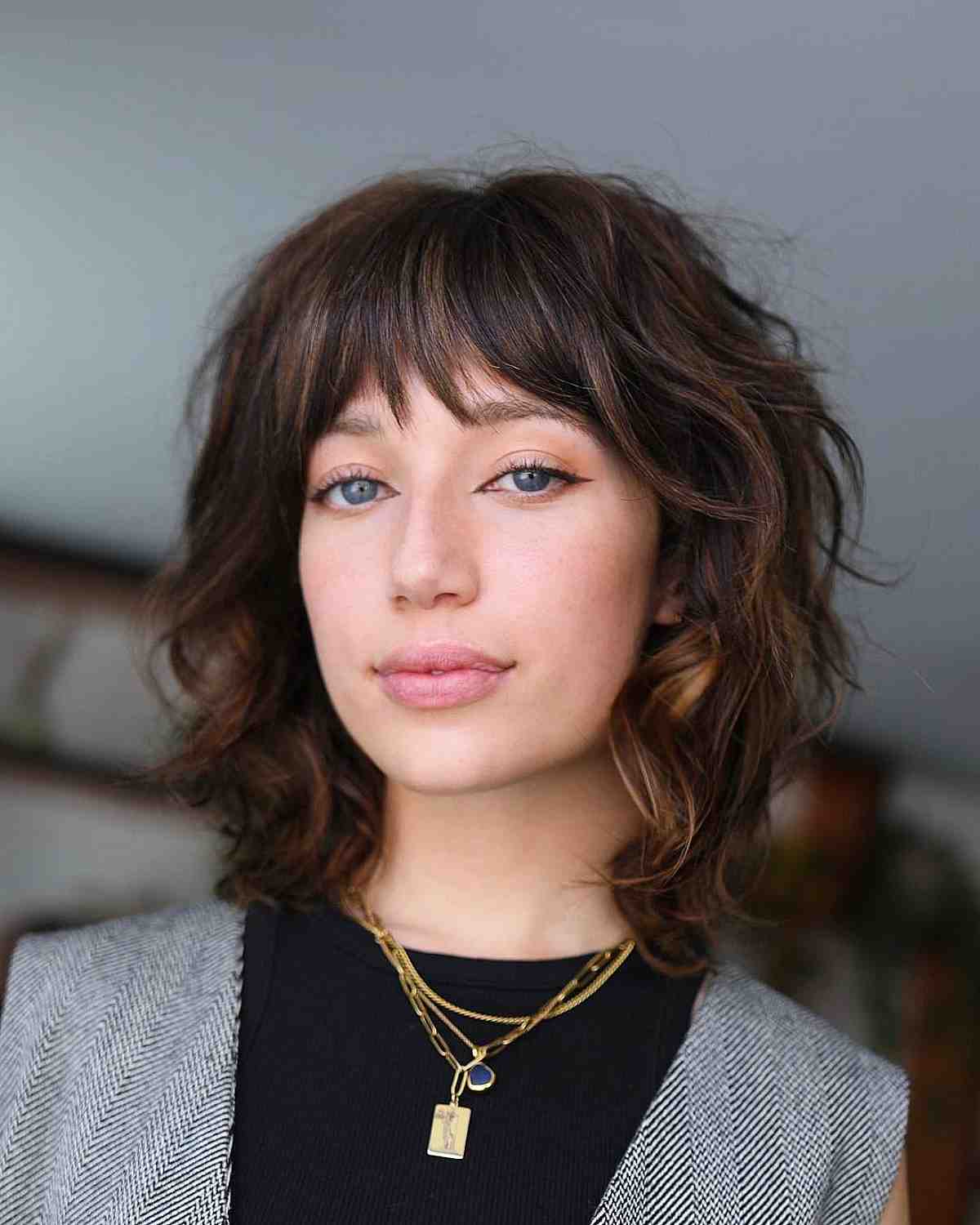 Short wavy shag with choppy fringes