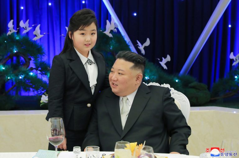 aux-cotes-de-kim-jong-un-(a-droite)-vraisemblablement-sa-fille-kim-ju-ae-photo-afp-str-1675970240