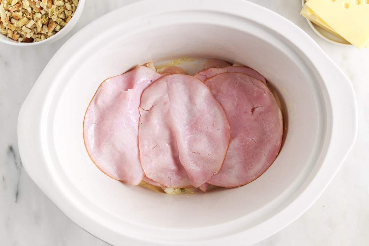 sliced ​​ham placed on top of chicken
