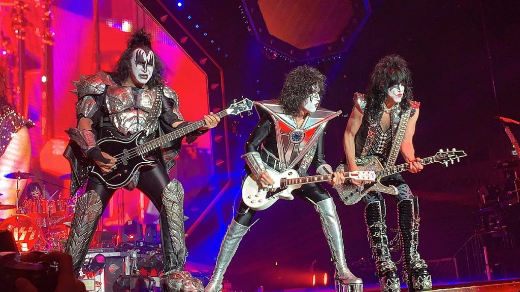 Gene Simmons Becomes Ill Onstage At Kiss Concert In Brazil And Has To Perform While Seated Humor 