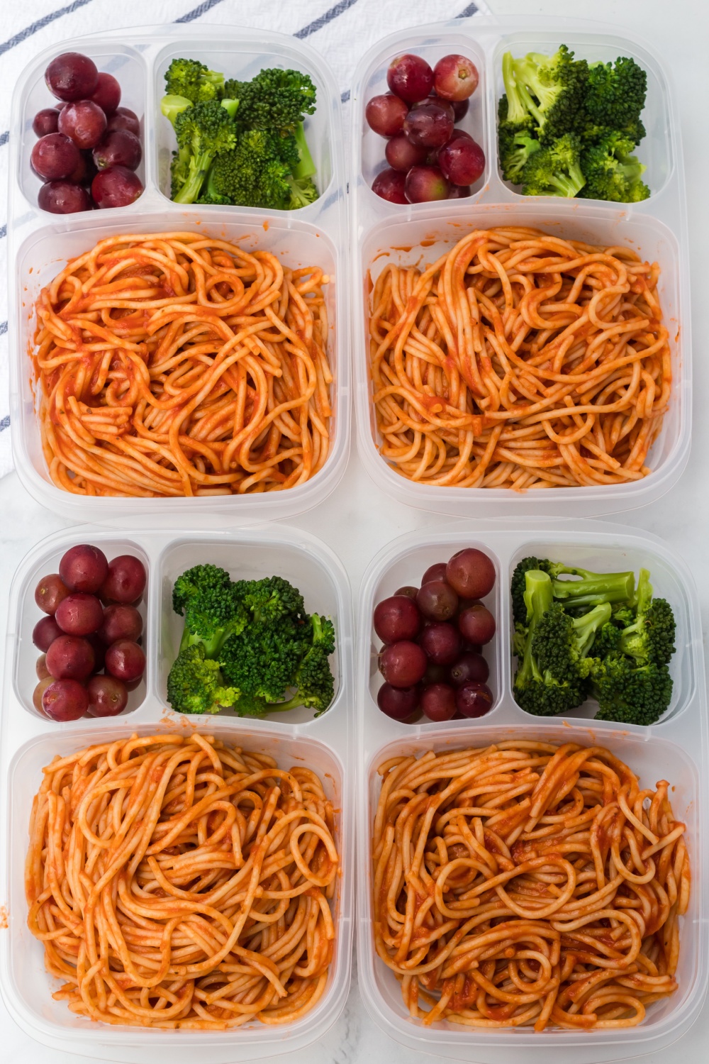 With this easy spaghetti lunch box idea, your child, or you, can enjoy a delicious spaghetti dinner for a fun lunch at school or work. via @familyfresh