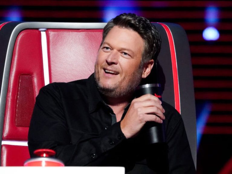 blake-shelton-the-voice-chair-sitting