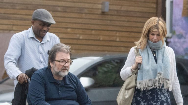 0_PAY-EXCLUSIVE-NO-WEB-BEFORE-12PM-18TH-MAY-2023-Kate-Garraway-Enjoys-A-Pub-Lunch-With-Husband-Derek-Dr (5)