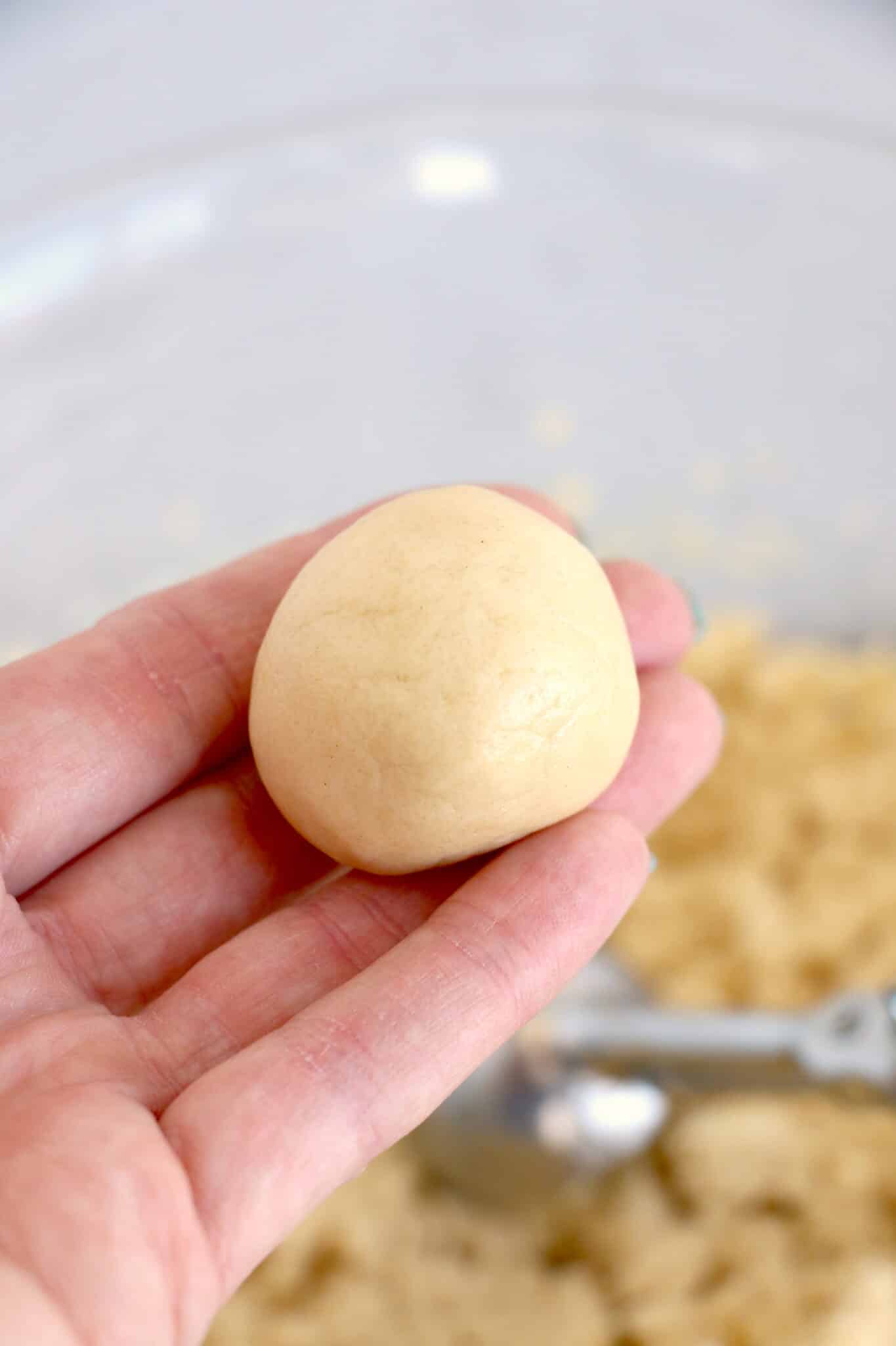 Roll the balls of dough.