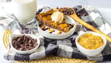 Slow Cooker Chocolate Chip Cookies – just dump the ingredients in the Crock-Pot – Perfection.