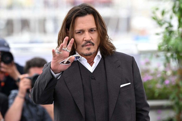 johnny-depp-photocall-jeanne-du-barry-76th-cannes-film-festival-051723-1-d586b5e6c4af46ce811687557fce4652