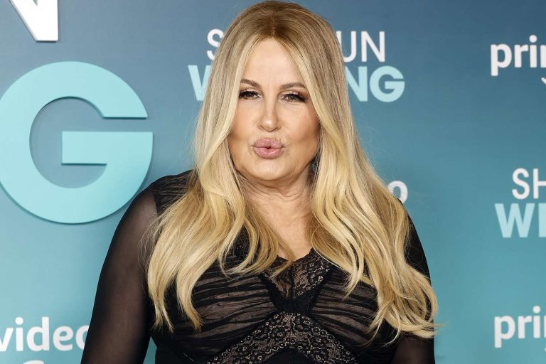 Jennifer-Coolidge-01-021623-6682e480dcba4b4892ae753eba0ad182
