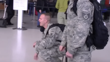 Serviceman Dropped To His Knees When His Parents Aren’t There To Greet Him