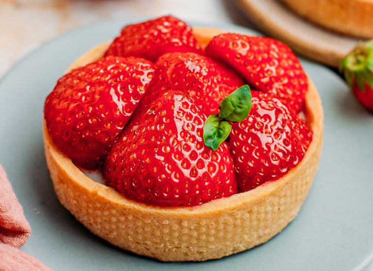 vegan-strawberry-tartlets-with-pastry-cream-and-pate-sablee-23-1400×2100