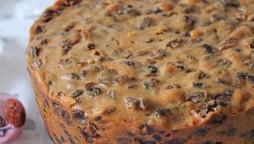 No-Fail Slow Cooker Christmas Cake Recipe Gains Popularity – Only Four Ingredients Needed