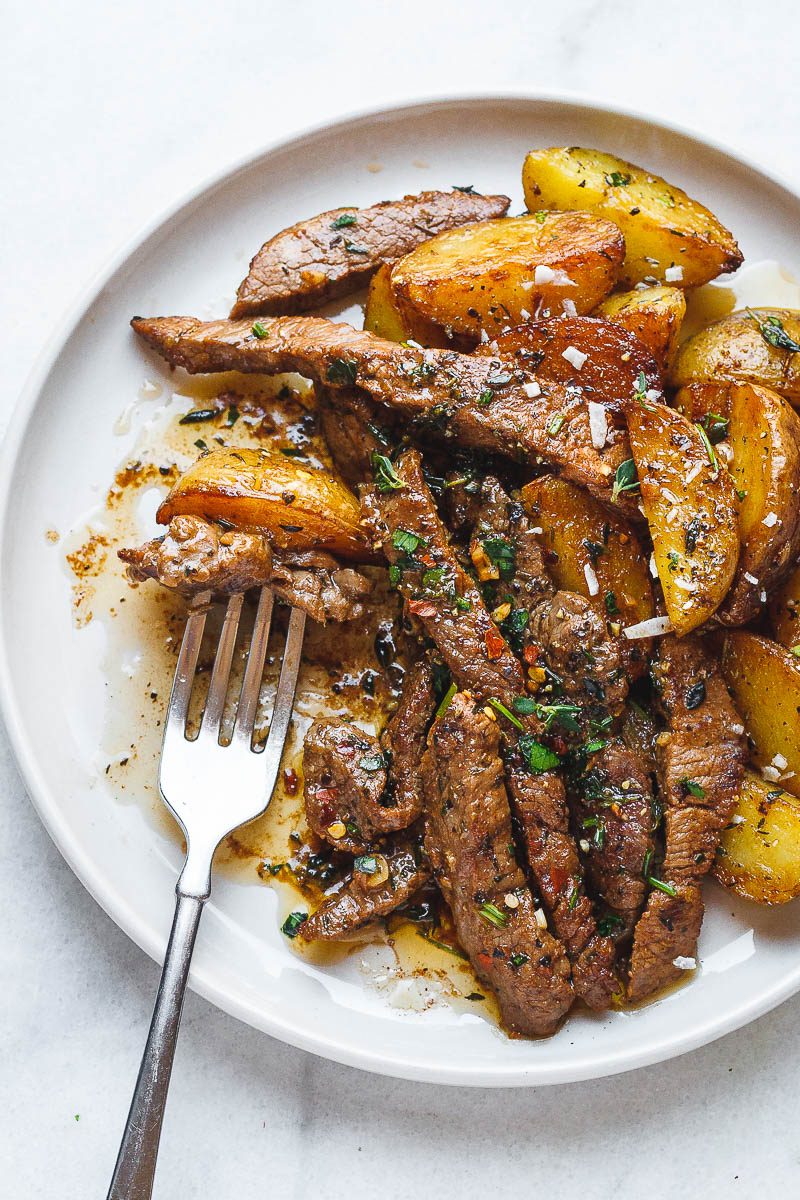 Garlic Butter Steak and Potatoes Skillet - #eatwell101 #recipe This easy one-pan recipe is SO simple, and SO flavorful. The best steak and potatoes you'll ever have! #Garlic #Butter #Steak #Potatoes #Skilletrecipe #onepan