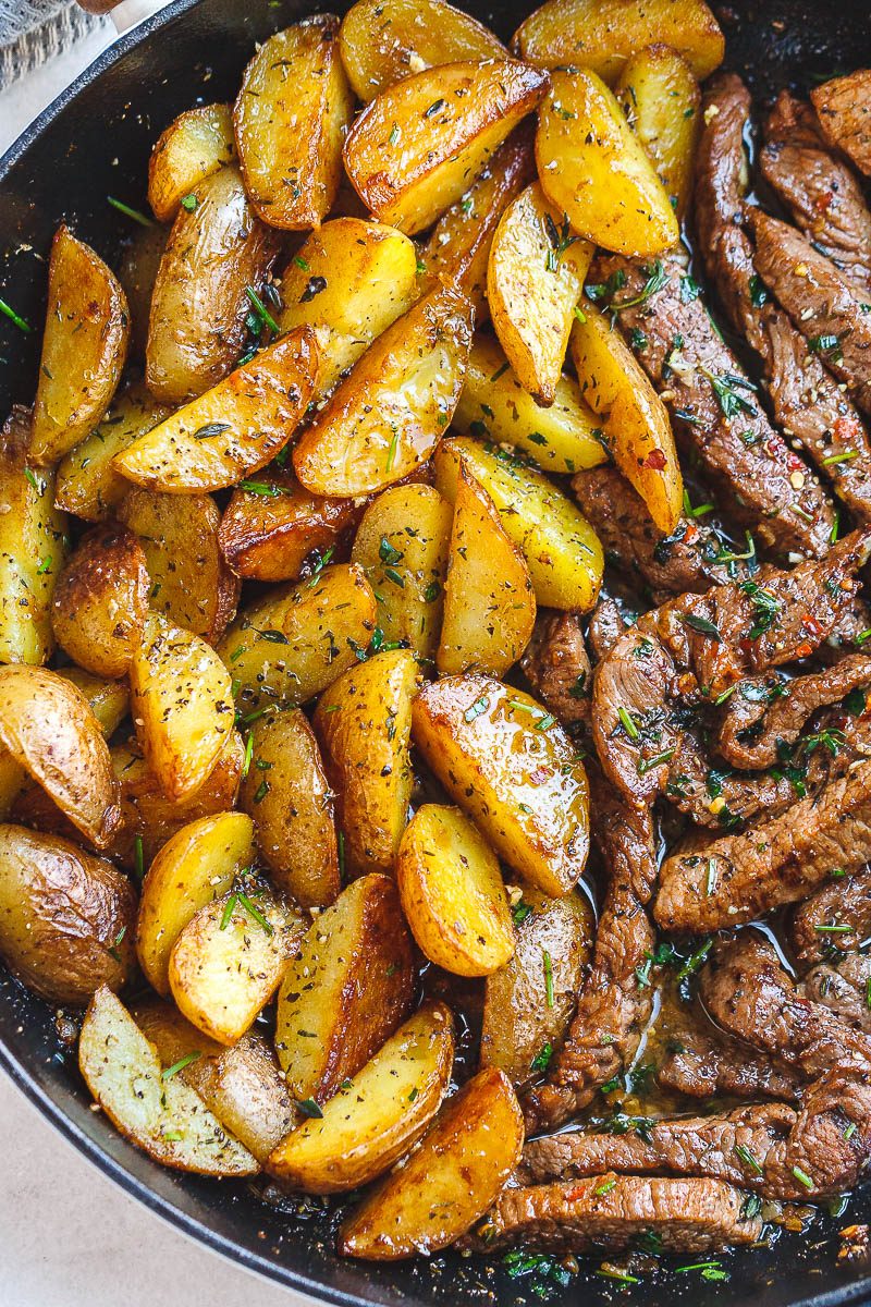 Garlic Butter Steak and Potatoes Skillet - #eatwell101 #recipe This easy one-pan recipe is SO simple, and SO flavorful. The best steak and potatoes you'll ever have! #Garlic #Butter #Steak #Potatoes #Skilletrecipe #onepan