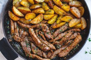 Delicious Recipe: Garlic Butter Steak and Potatoes Skillet