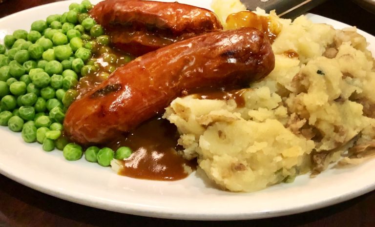 Sausage_and_mash_with_peas
