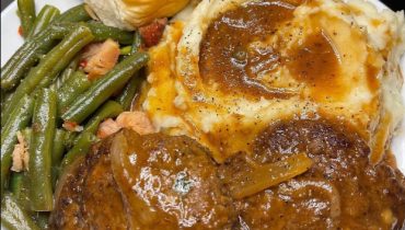 Delicious Hamburger Steak Recipe with Onion Gravy – A Comfort Food Classic