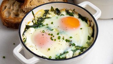 Delicious and Nutrient-Packed Creamy Spinach Baked Eggs Recipe