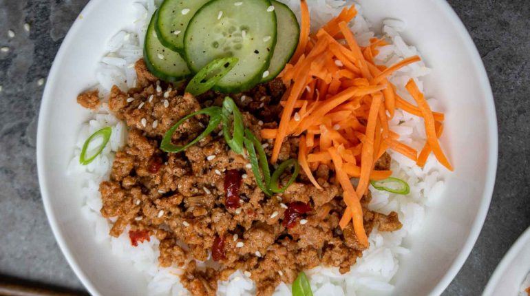 Carrots Cucumber dairy-free Gluten-Free gochujang ground turkey high protein jasmine rice Korean Low Carb low-sodium make-ahead meal prep quick recipe rice bowls sesame seeds 