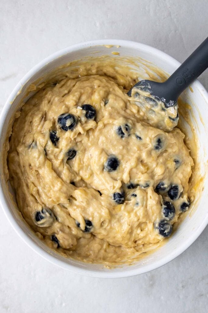 Pâte à muffins mélangée pour les muffins à la banane et aux myrtilles