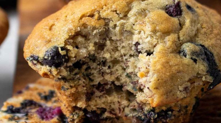 banana blueberry muffins blueberries Breakfast Easy Fluffy healthy low calorie low sugar Moist Recipe Ripe bananas Snack 