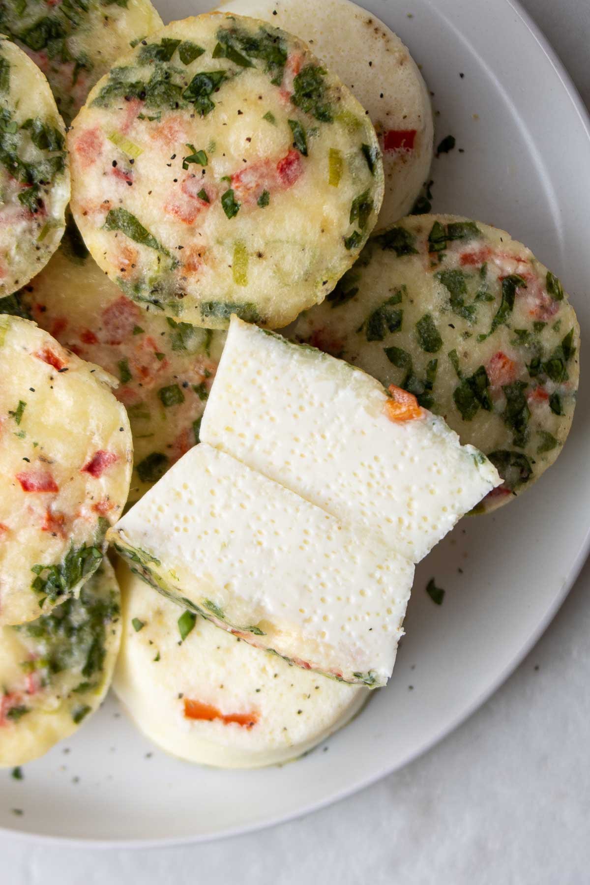 Bouchée de blanc d'œuf coupée en deux sur une assiette.