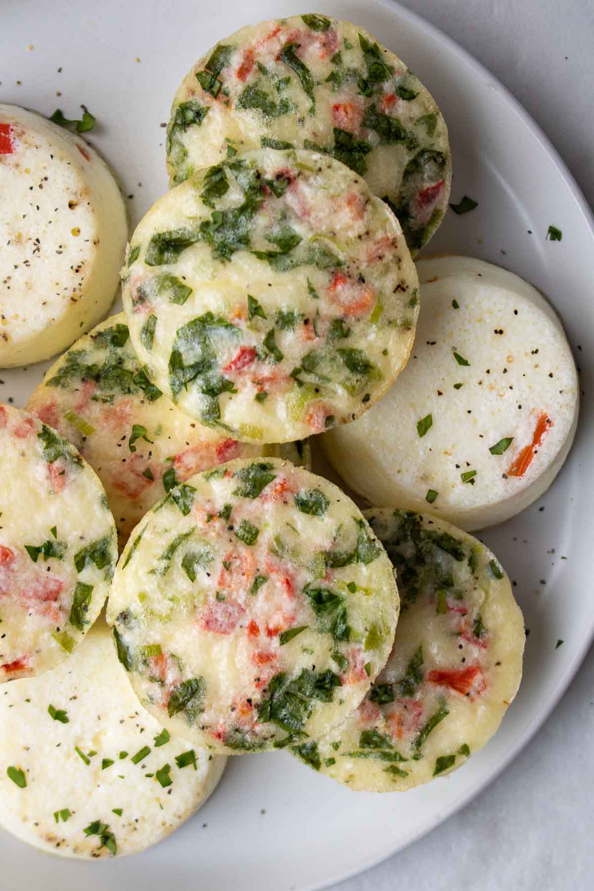 Bouchées de blanc d'œuf et poivron rouge rôti faites maison sur une assiette.