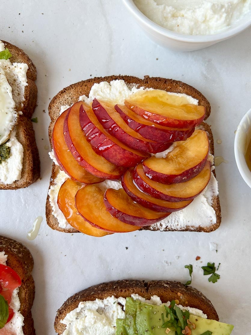 Toast à la Ricotta à la Pêche et au Miel