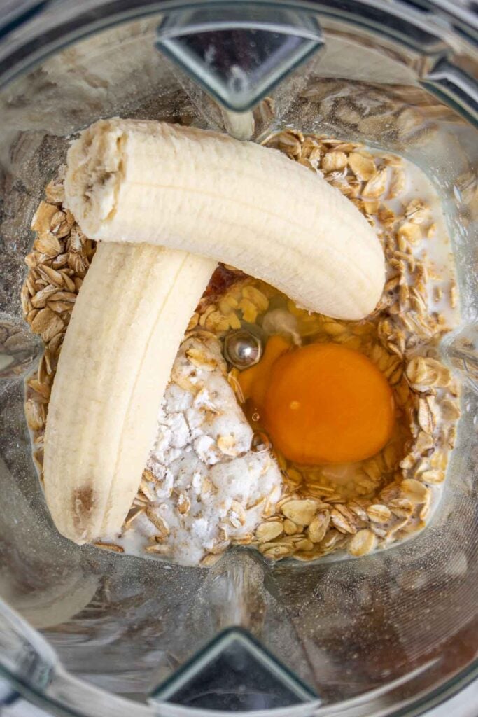 Flocons d'avoine, œuf, banane, lait, extrait de vanille, poudre à lever et sirop d'érable dans un mixeur