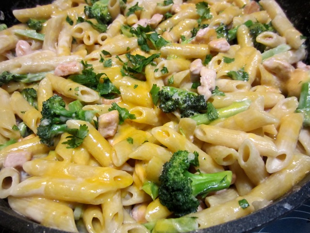 Creamy chicken and Broccoli Pasta myfavouritepastime.com