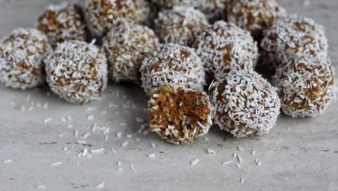 Carrot Cake Energy Bites (Healthy!)