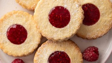 How to make Linzer cookies