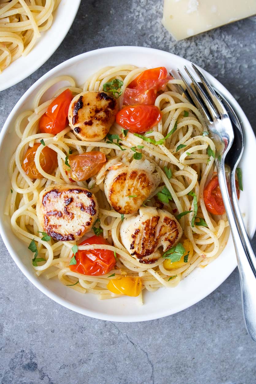 Pâtes aux coquilles Saint-Jacques à l'ail et aux tomates