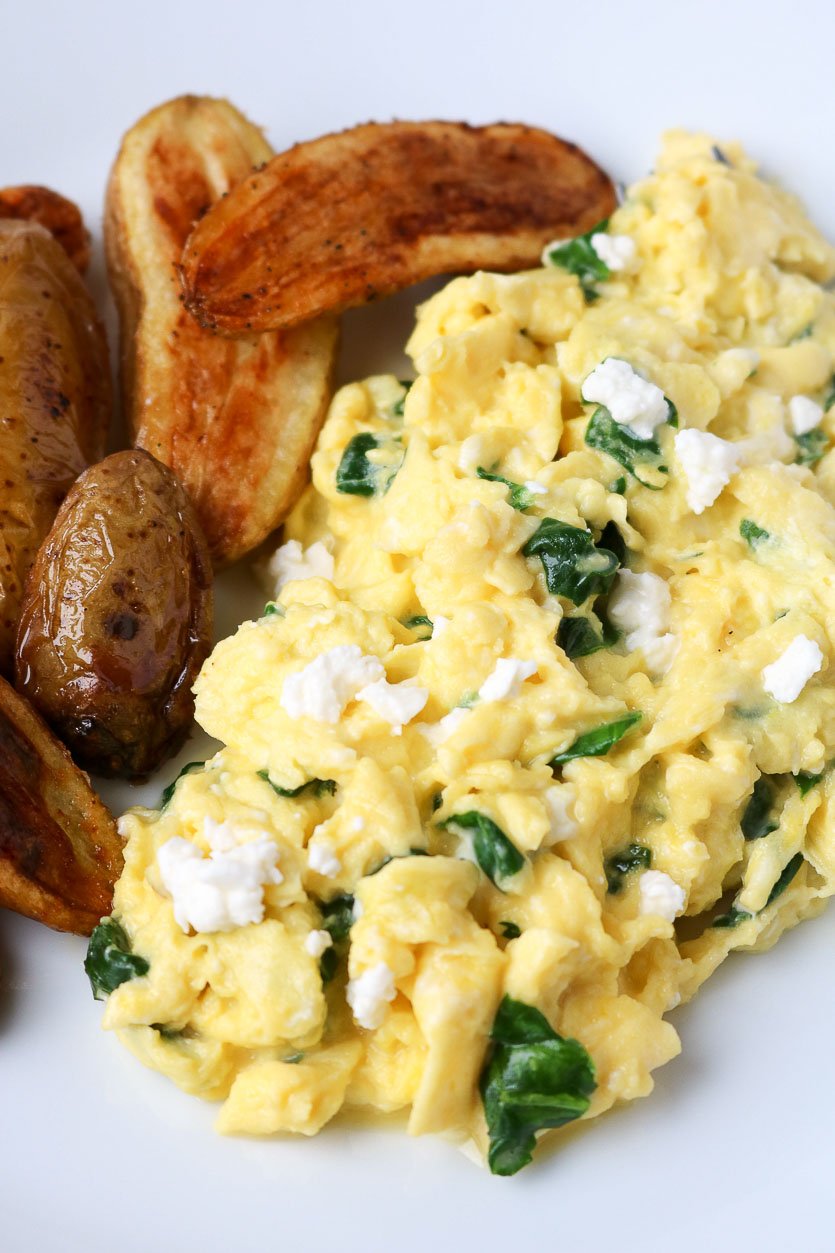 Œufs brouillés aux épinards et feta