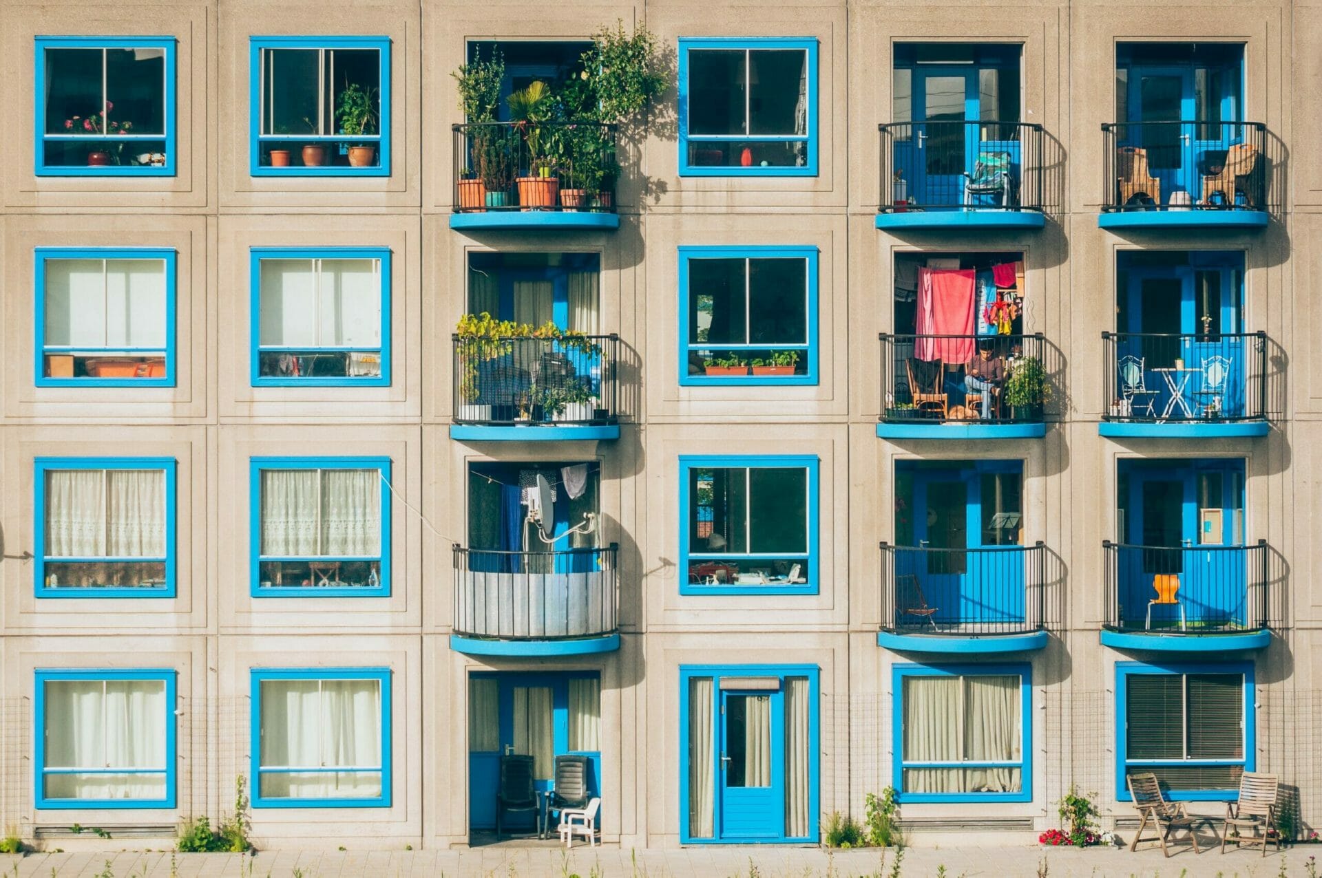 Rehausser votre balcon avec des plantes est une solution brillante pour ajouter de la couleur
