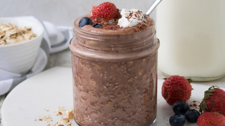 Balanced berries Breakfast Chocolate cocoa powder delicious Easy fiber Greek yogurt healthy Indulgence make-ahead Nutritious overnight oats peanut butter Post-Workout protein Quick Recipe Snack 