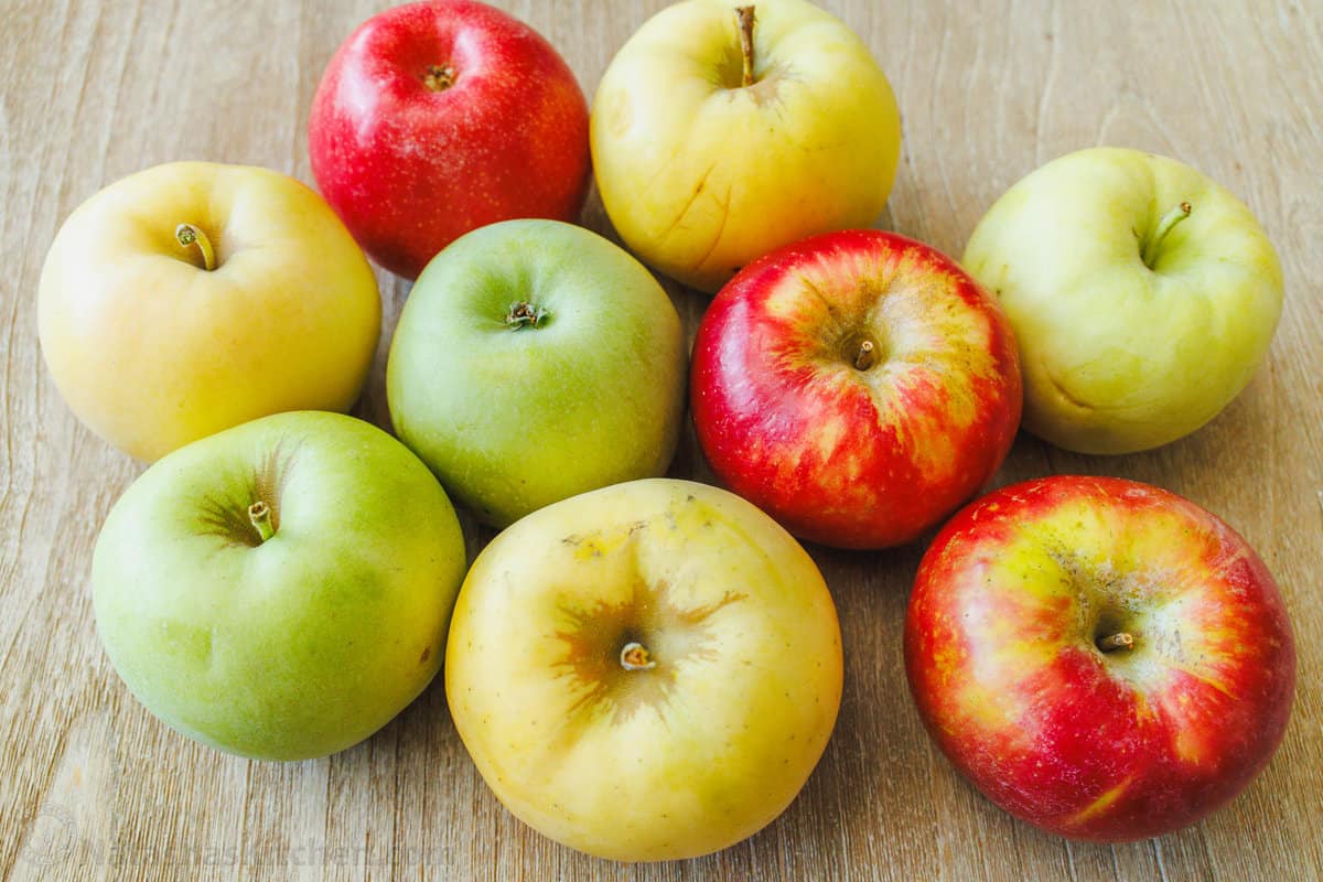 Variétés de pommes rouges, vertes et jaunes pour le crumble aux pommes