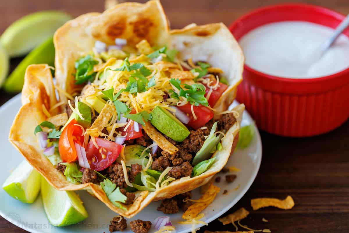 Comment servir les bols de tacos avec la salade de tacos