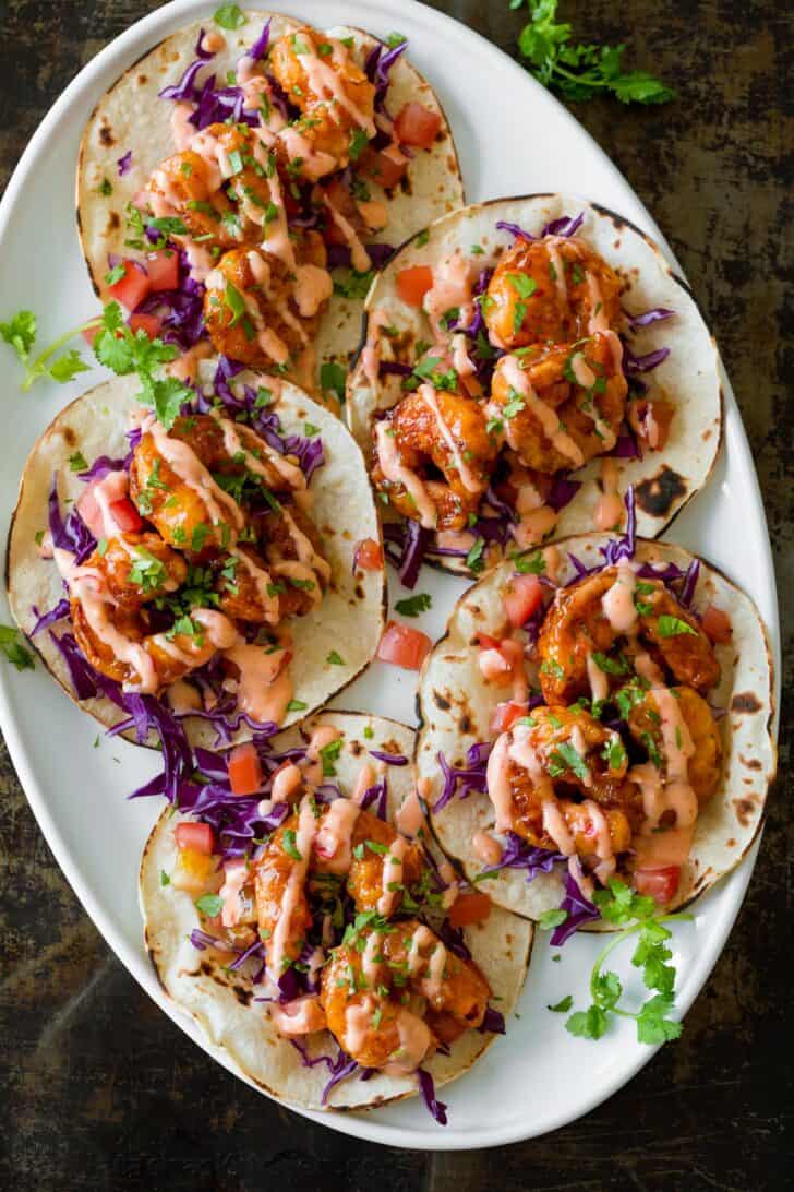 Tacos Bang Bang Shrimp servis sur un plateau