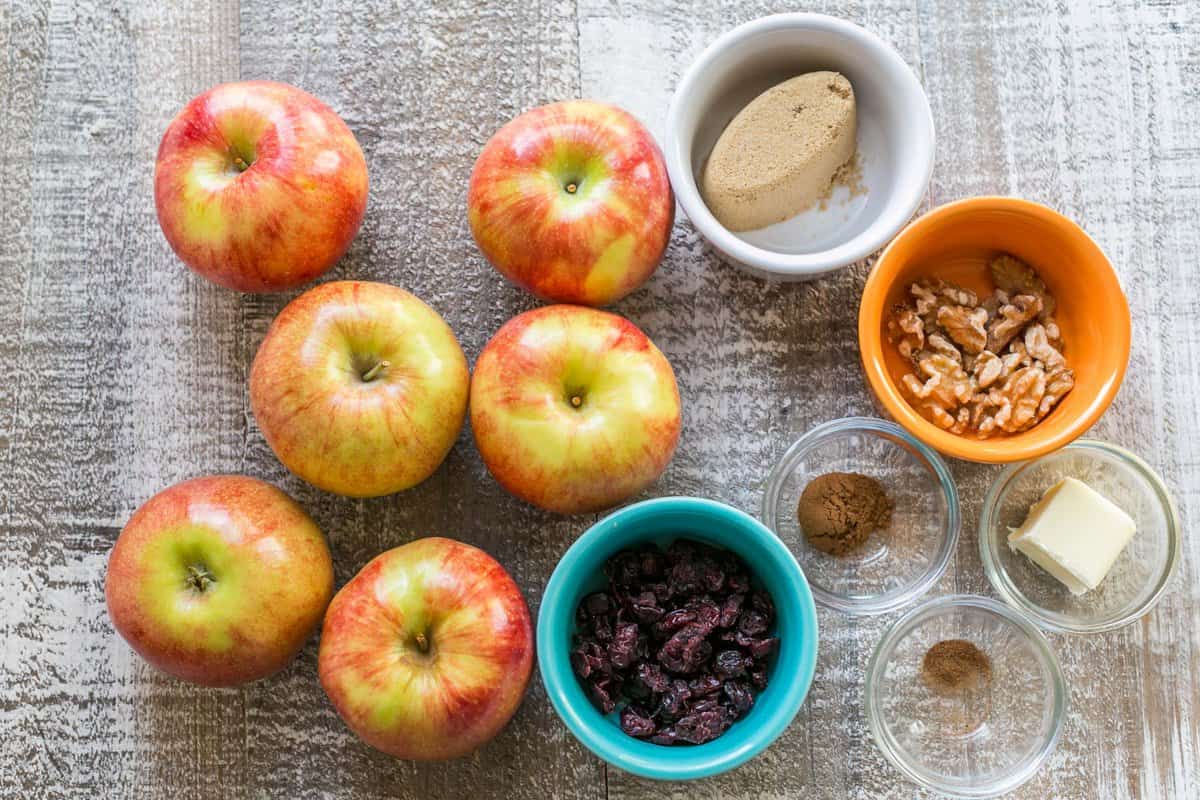 The ingredients for baked apples.