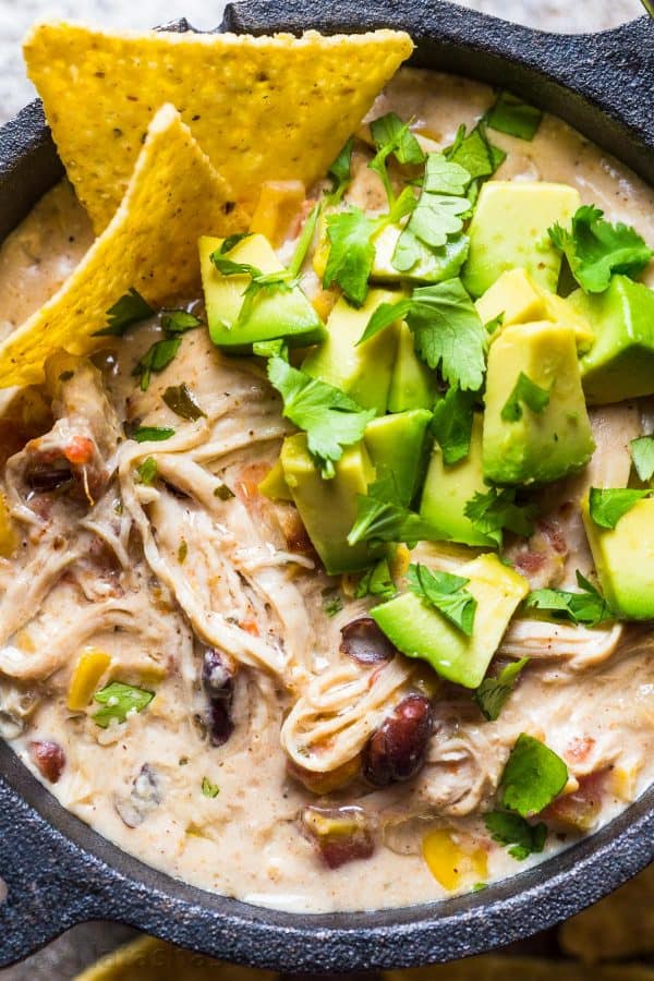 Chili Blanc au Poulet servi avec de l'avocat et de la coriandre avec des chips de tortilla