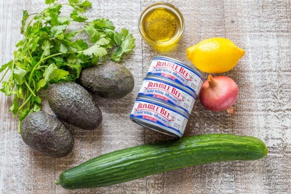 Cette Salade d'Avocat au Thon a une incroyable fraîcheur ! La salade de thon à l'avocat est riche en protéines. L'avocat ajoute une crémosité saine et très satisfaisante. | natashaskitchen.com