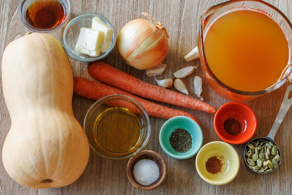 Les ingrédients pour la soupe crémeuse à la courge musquée.