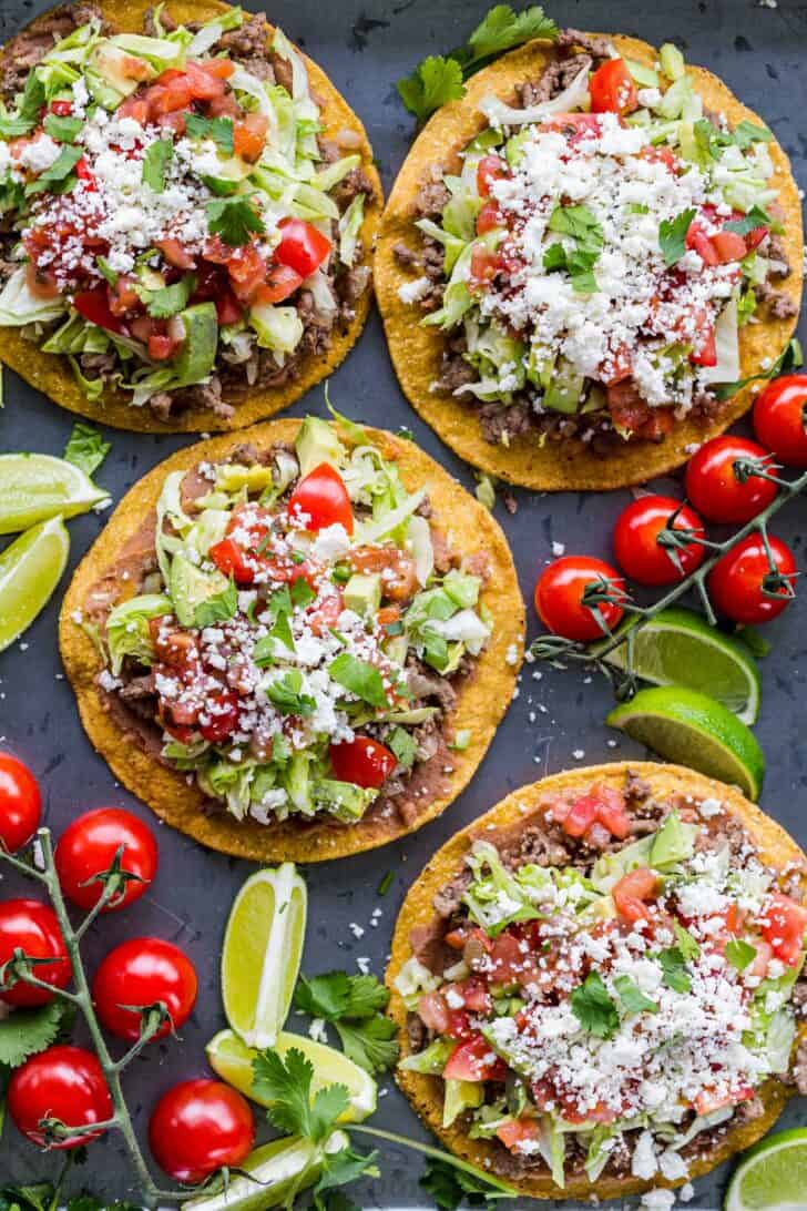 Garnitures pour les tostadas sur une coquille de tostada