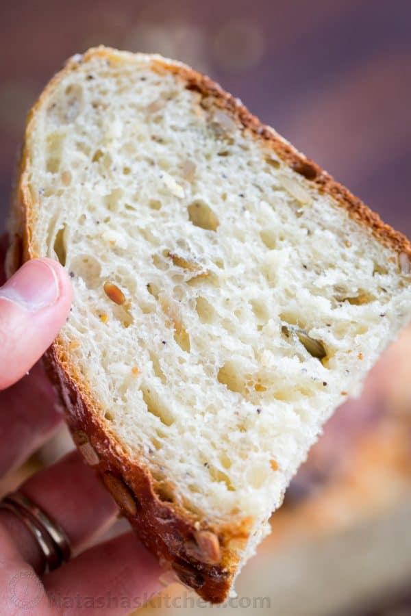 Tranche intérieure du pain en cocotte montrant un intérieur joliment grainé
