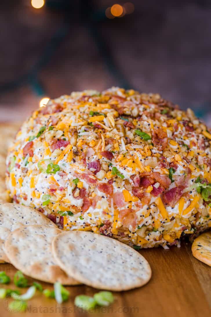 Cheese ball de fête sur un plateau avec des craquelins.