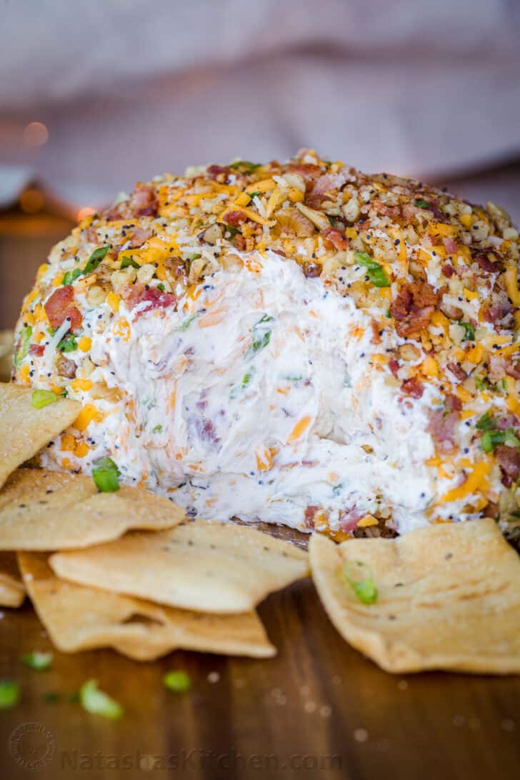 Craquelins par mélange de fromage à la crème sur une assiette.