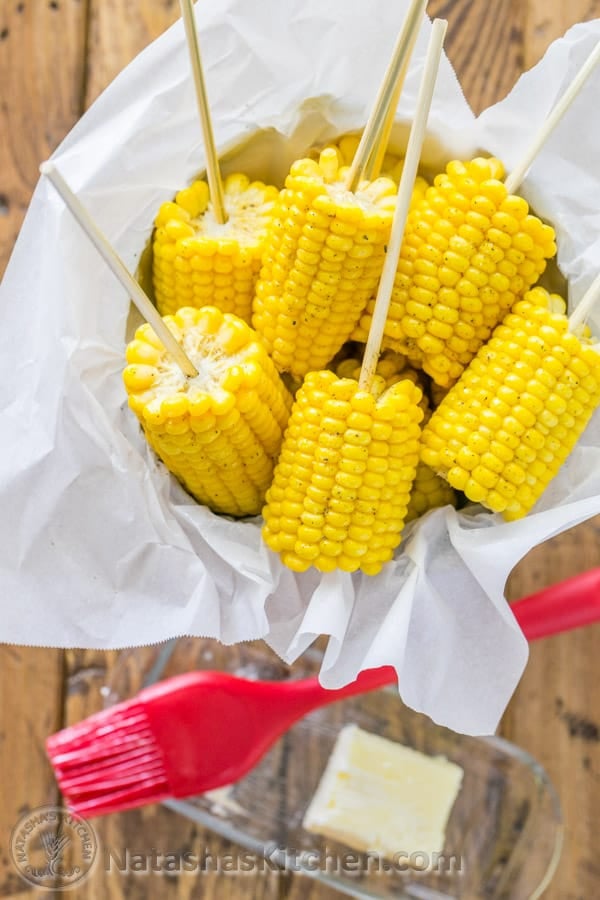 Maïs en épi bouilli avec du beurre