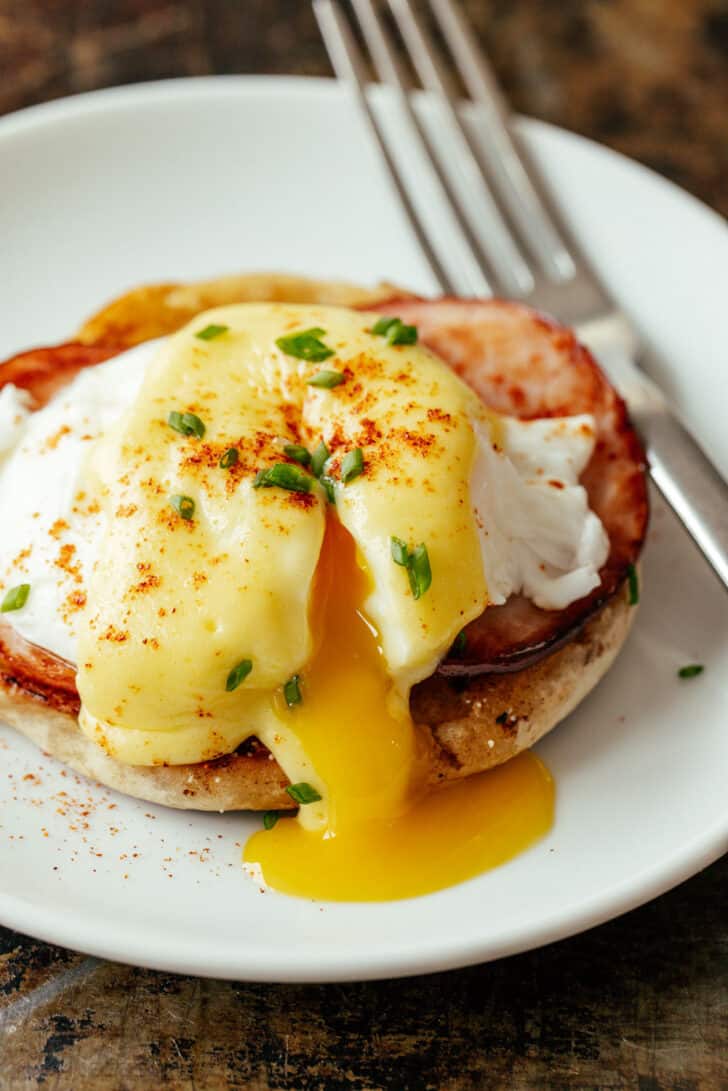 Learn to make the best Eggs Benedict with Poached Eggs and Hollandaise Sauce on an English muffin. An Egg Benedict is the perfect breakfast.